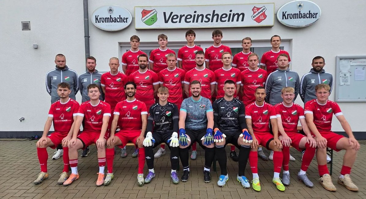 Mannschaftsfoto der 1. Mannschaft vor dem Vereinsheim