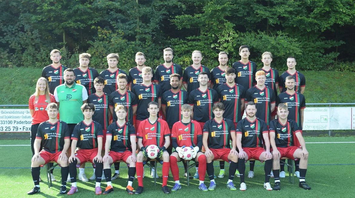 Mannschaftsfoto der 2. Mannschaft auf dem Sportplatz